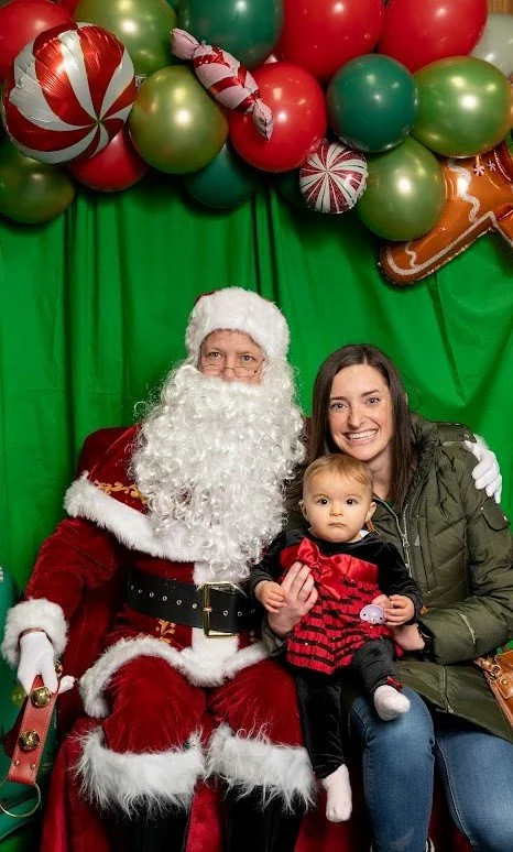 Mila's_Bakery_Santa.12.17.2022159.jpg