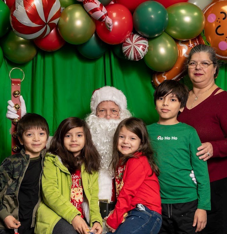 Mila's_Bakery_Santa.12.17.2022220.jpg