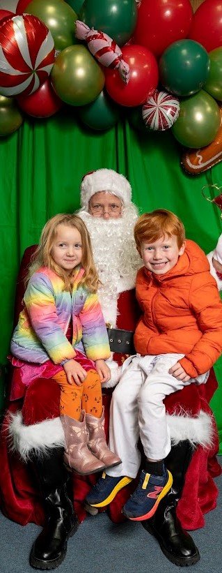 Mila's_Bakery_Santa.12.17.2022122.jpg