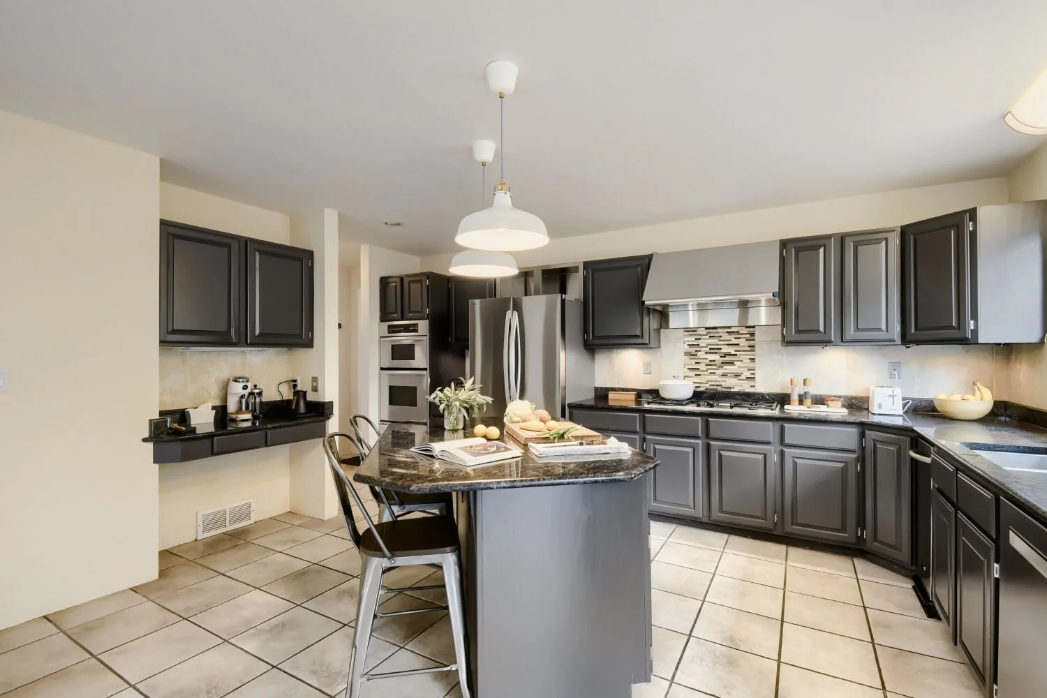  Walk-in pantry around the corner 