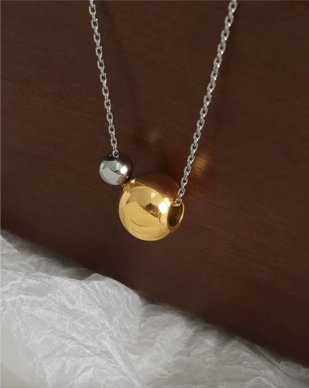 Long necklace.png