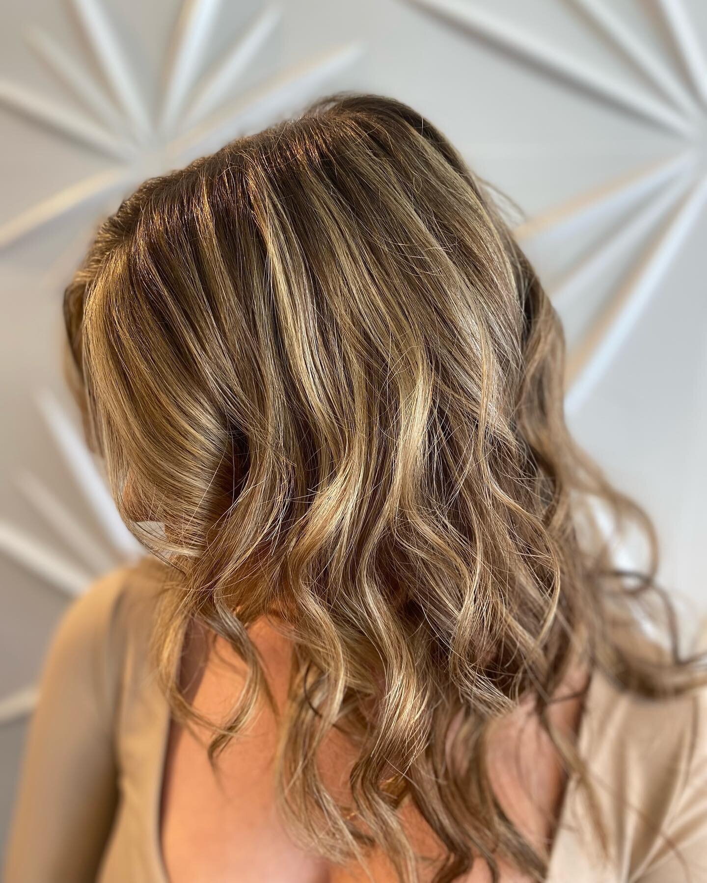 Finally reaching some new hair goals! @oligopro gloss for the win 
I also used the @moroccanoil infusion styling serum for the first time on dry hair and I&rsquo;m obsessed 🤩 

#michiganstylist #ohiostylist #metrodetroitstylist #balayage #livedincol