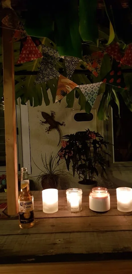 10pm - Enjoying what may be the last of patio time (© Chloé Eberly)
