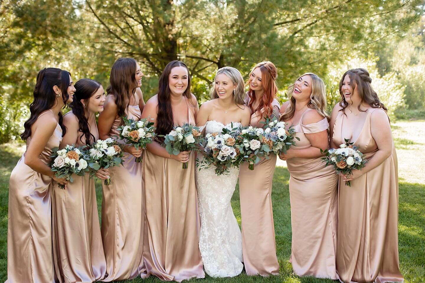 💐 Surrounded by love and laughter, Maddison shines brightest with her beautiful bridesmaids by her side! 💖✨ Here&rsquo;s to lifelong friendships and unforgettable moments. Cheers to this stunning group of ladies! 👰👯&zwj;♀️💕
Photography: @tanya.e