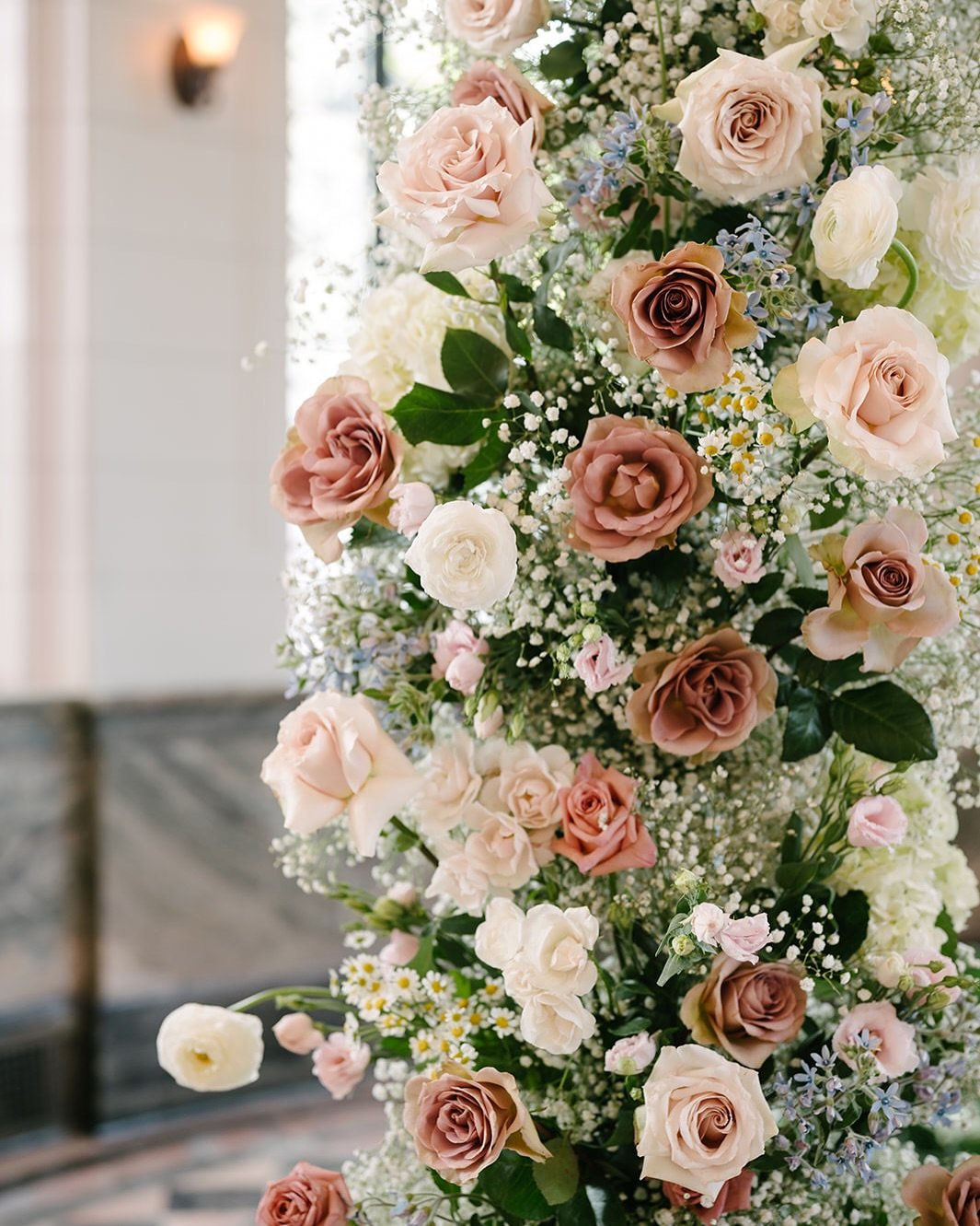 This flower arrangement is everything ! We&rsquo;re OBSESSED 

Wedding Planner @claudiacoleevents 
Ceremony &amp; Reception @casalomatoronto 
Photographer @mangostudios 
Videographer @2deerfilm 
Hair + Makeup @ford_beauty 
DJ @impactdjca 
Ceremony Mu