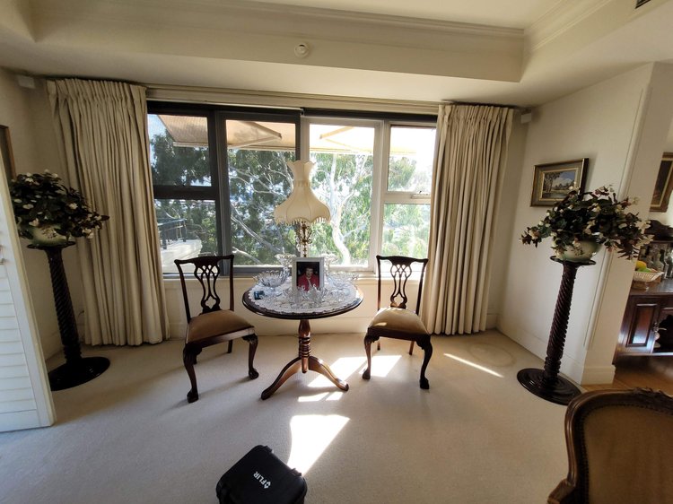 Apartment living room in Toorak with a wall leak