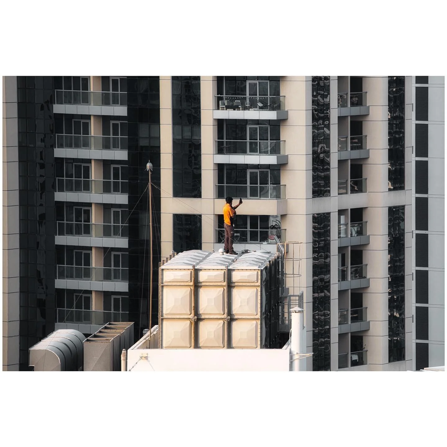 Selfie at the top! I wish I could see their photo, instead I captured them. 
Fujifilm Xt3 Lense 50-140mm
-
-
-
-
-
-
-
-
-
-
-
-
#fujifilm #fujilove #fujifilmme #fujifilmxt3 #fujinon40150 #selfie #dubai #dubaimarina #streetphotography #rooftop #mydub