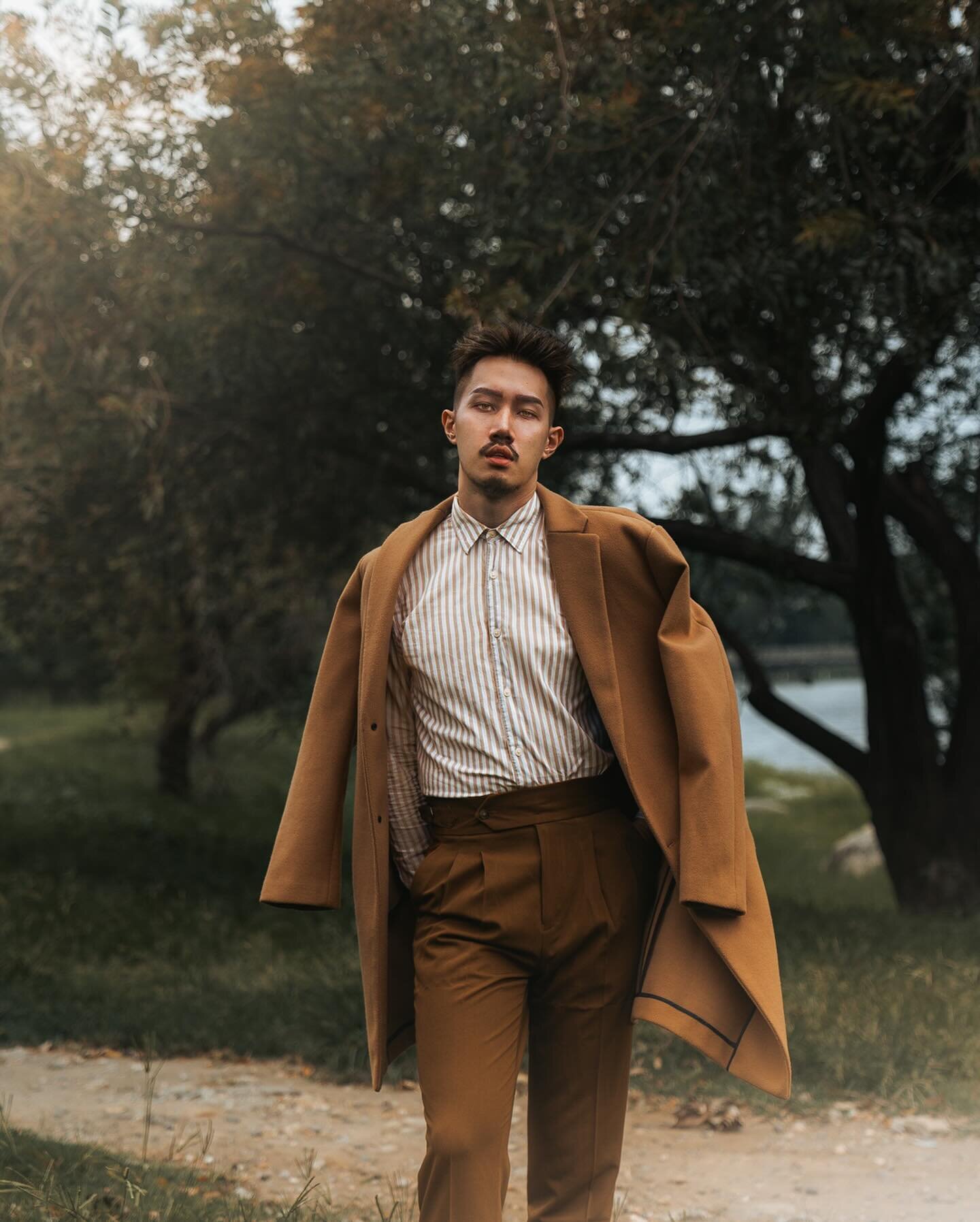 My favorite brown season with coat 🍂🤎🧡

Finally, the temperature has dropped here in my city&mdash;more like fall than summer these days. I finally got to switch my wardrobe to a brown color, especially for trousers and coats.  Listening to Ed She