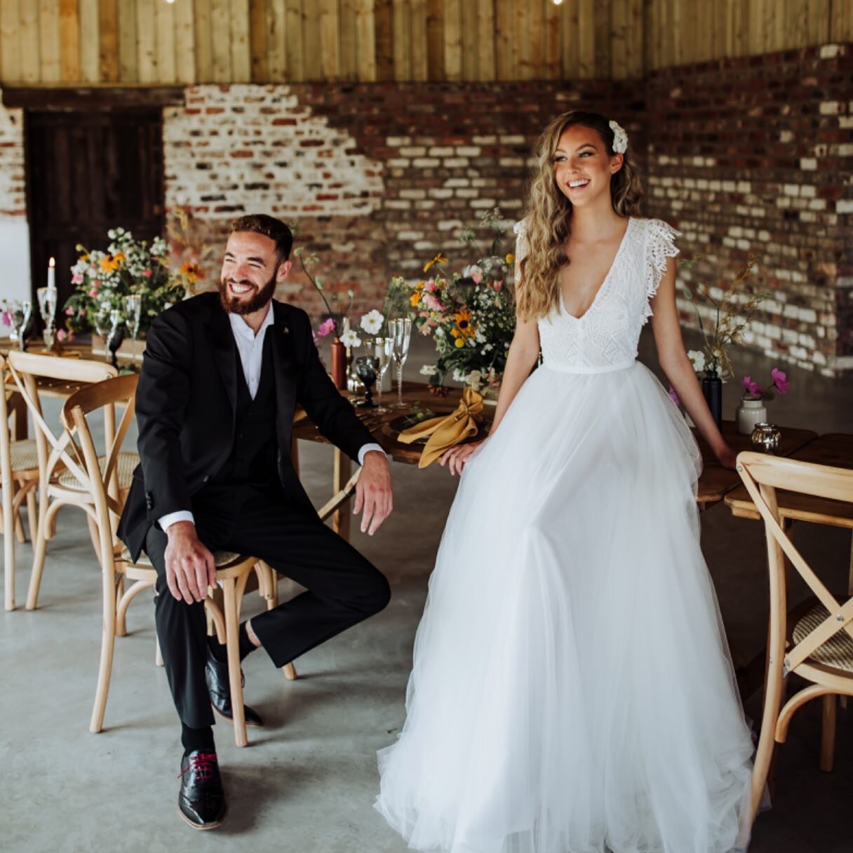 The sun is out and WEDDINGS 😎 Are back on! Yes! Let&rsquo;s get you guys booked in to look as Mint as Mac 🙌 Photoshoot with @thewhiteyard 

@photosarahbeth @woolasbarn @emilykweddings @daisyhobanflorist @raspberry_toast @ellawarner @typicaltypeuk @