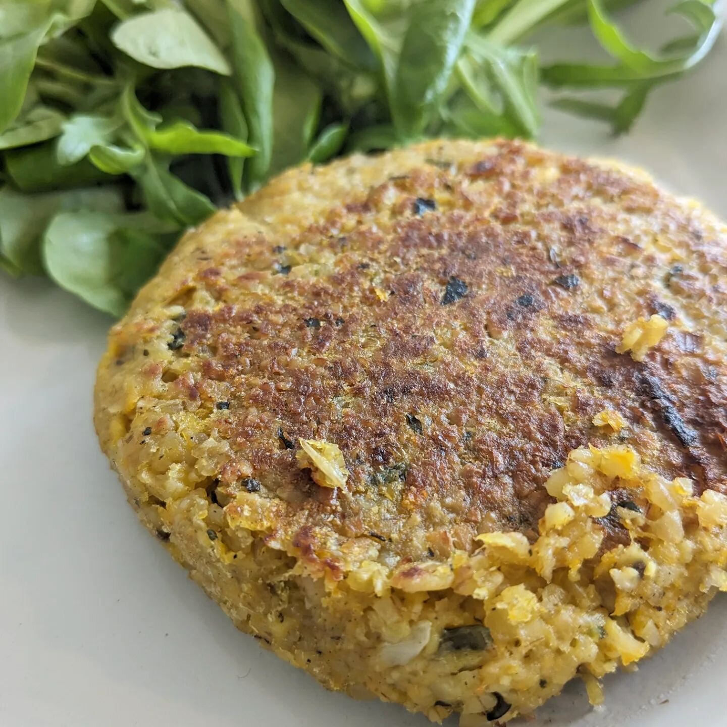 Est&aacute; &eacute; a nosa hamburguesa vexetariana moi de cerqui&ntilde;a, elabor&aacute;mola n&oacute;s con verduri&ntilde;as, semillas e cereais sen gluten, &eacute; moi nutritiva e nada pesada. Con ela elaboramos a HAMBURGUESA VEXETARIANA LOURIDO