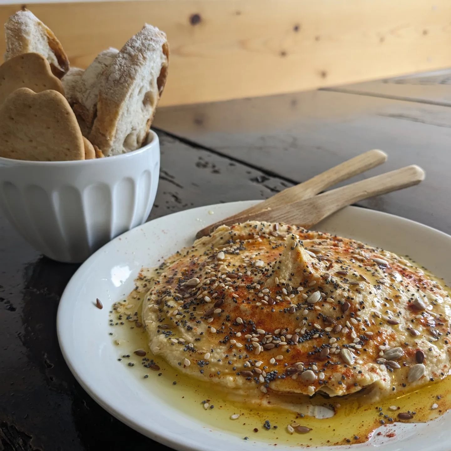 En 9 anos creo que nunca publicamos unha foto do noso hummus, e mira que est&aacute; ben rico!
Hoxe que arrecende a ver&aacute;n e hai unha noite marabillosa para estar na terraza do Etel&amp;pan lembreime do hummus, cun vi&ntilde;o e o pan do @juanl