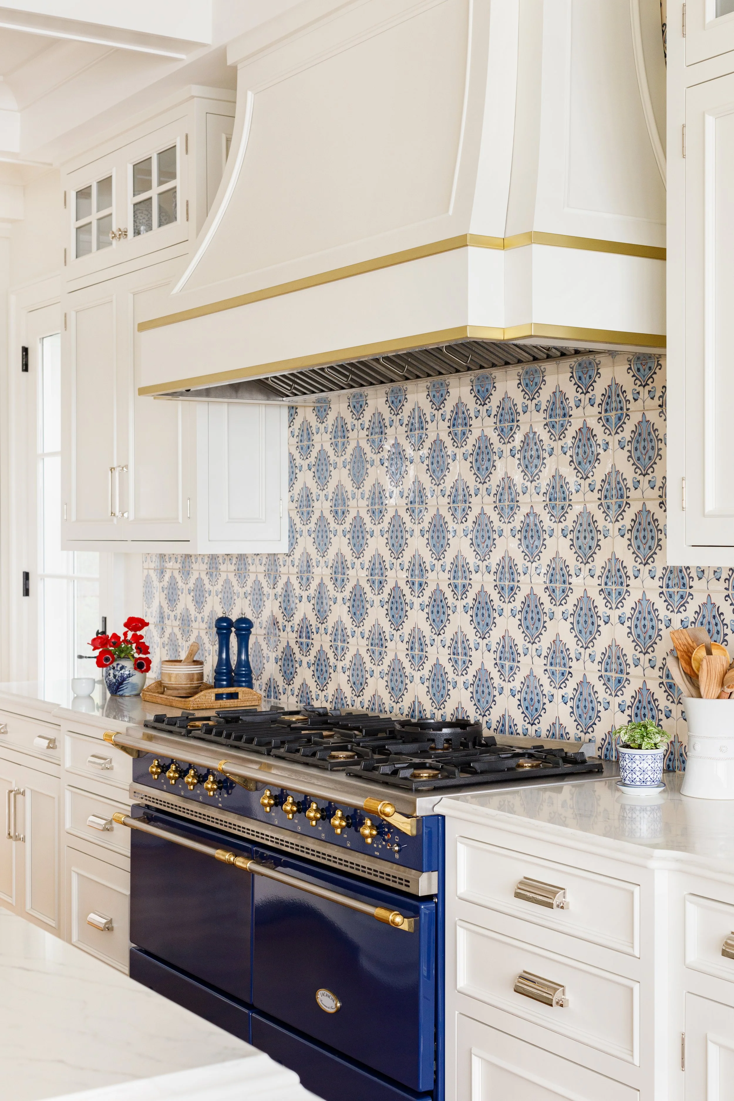 Another blue and white timeless lake house design in Lake Geneva by ...