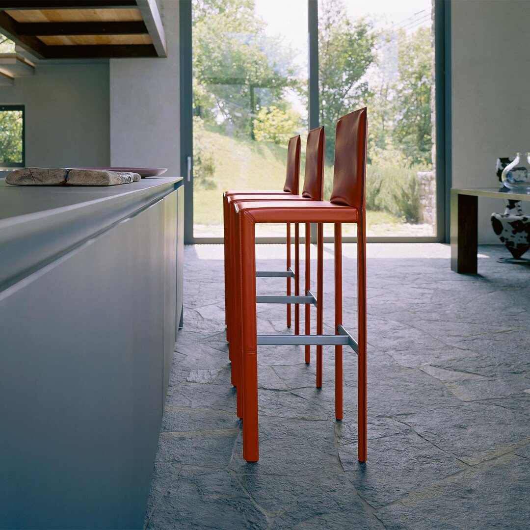 PASQUALINA
armchair by Enrico Pellizzoni

A robust steel structure, fully covered by saddle-leather. The #Pasqualina family is the best-seller collection of this Italian brand. The hard-leather is available in 2 kinds: CPF or CTT.

The CPF leather (#