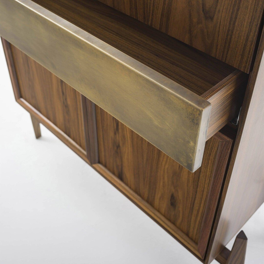 CRAB
Madia by Durame

#CrabMadia is a tall cabinet, a tribute to the Italian design of the '50s.

The Crab collection feature is in its base; a unique supporting structure that can be rotated to change the height of the cabinet (h162 cm to h 171.5 cm