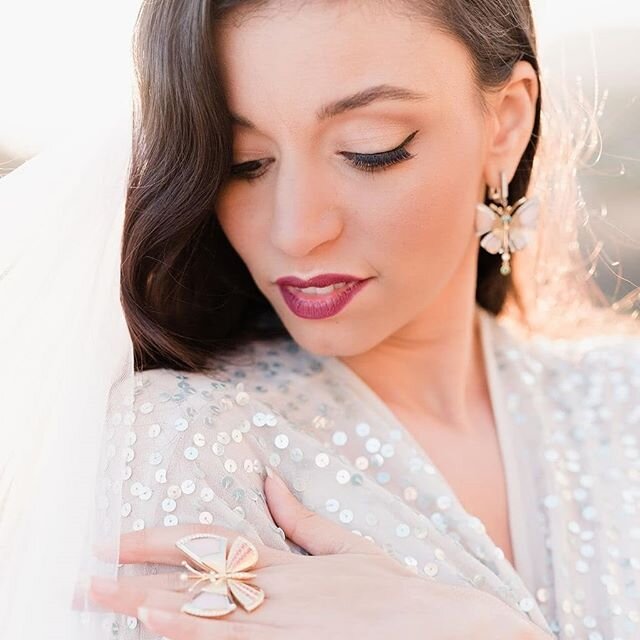 Teint satin&eacute;, eyeliner et bouche glamour. 
J'adore ces photos et surtout le souvenir de cette belle journ&eacute;e ✨ 
Parution :@frenchweddingstyle
Photographer: @bluepineapple_photo
Planner and Stylist: @myrivieraweddings
Bride: @miii_darling