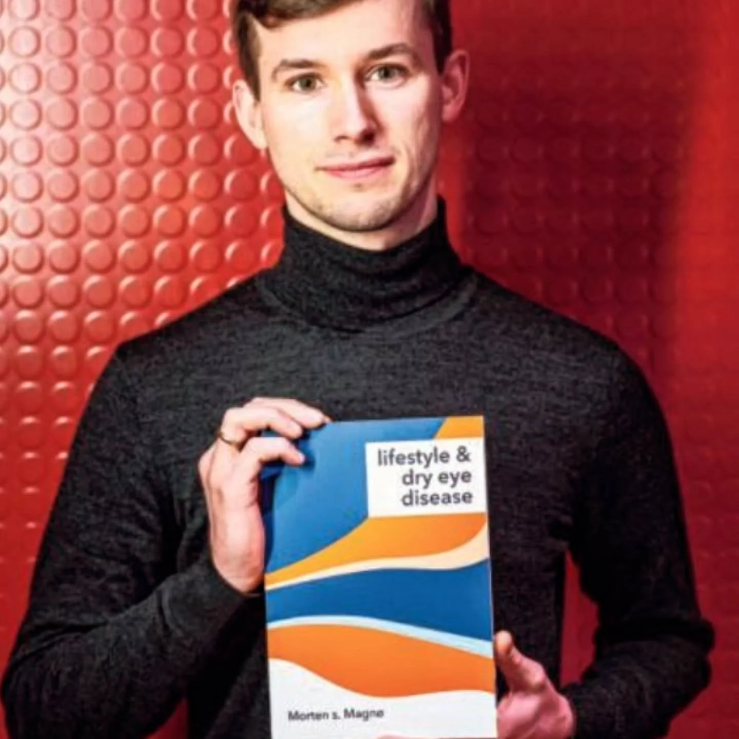 Op 29 januari 2024 promoveerde Morten Magn&oslash; aan de Rijksuniversiteit Groningen op het onderwerp 'lifestyle &amp; droge ogen'. Morten werkte samen met en onder supervisie van dr. Vehof aan veel belangrijk onderzoeken op het gebied van de relati