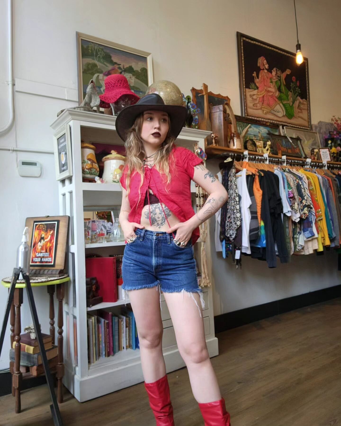 Hey Alexa, play &quot;Honky Tonk, Badonkadonk&quot;.🐎
.
.
Full fit excluding silver jewelz in shop! Boots r size ten, and ten dollars 👀👉👈.
.
.
#vintageafterdeath #vintage #marketsquare