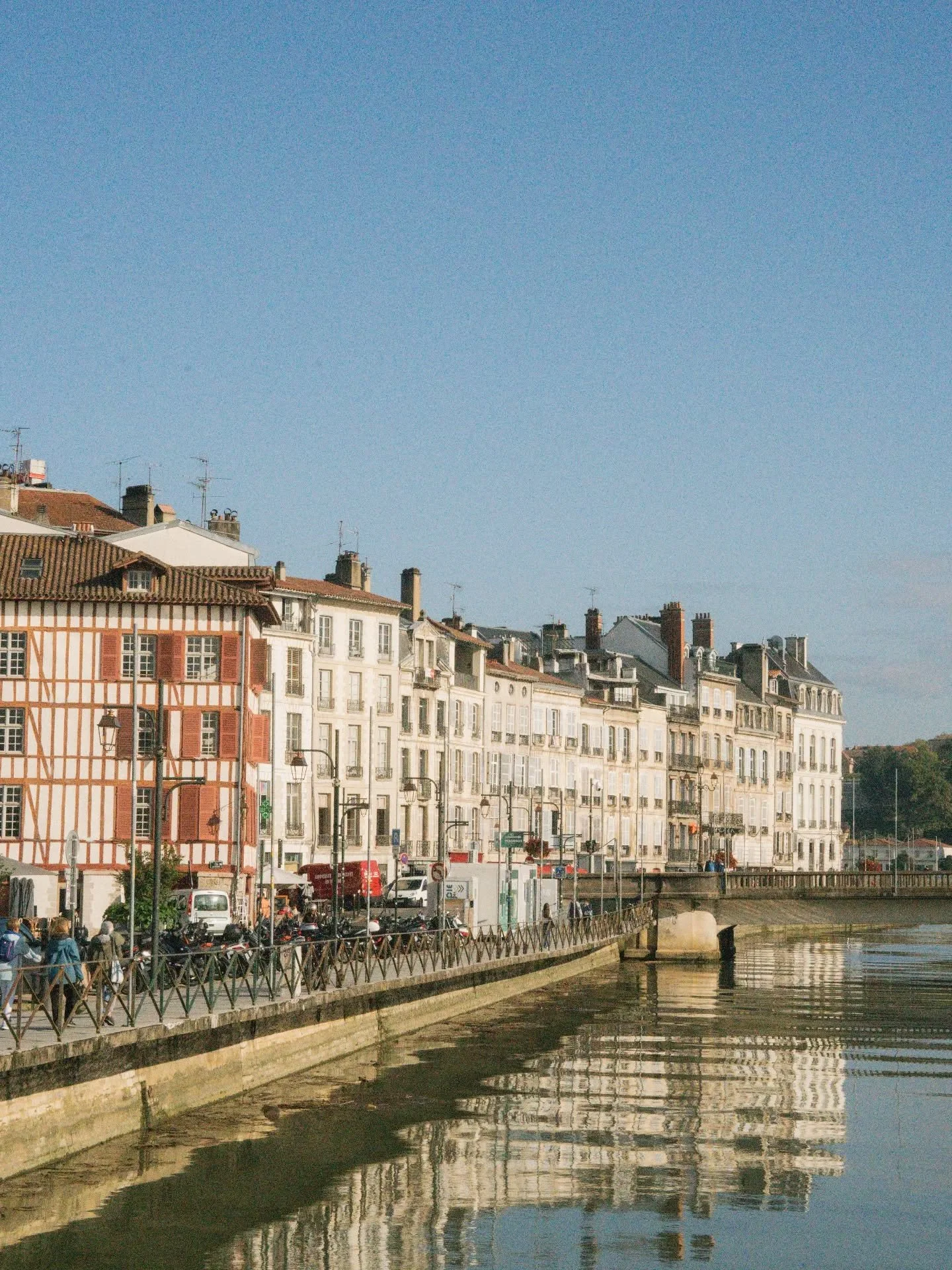 Egun on Baiona ✨

Mode soleil d'Automne activ&eacute; cette semaine pour l'assiette du Jour mijot&eacute;e par notre Chef Valentin @roux.pilsner 

Au menu des familles : 
🍃Lundi : Hashbrown, cr&egrave;me &agrave; l&rsquo;aneth &amp; &oelig;ufs de tr