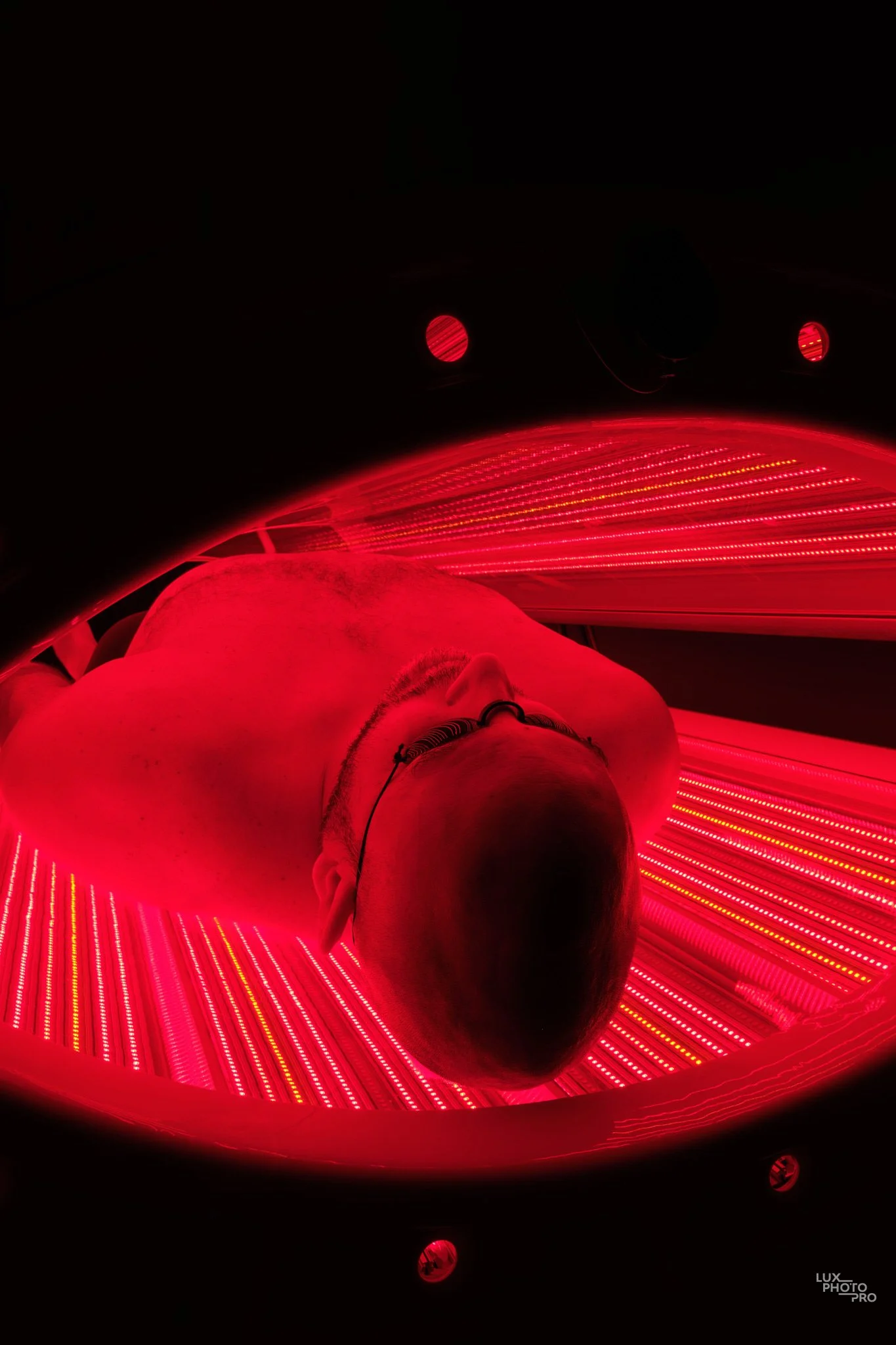 Full-Body_Red_Light_Therapy_Man_inside