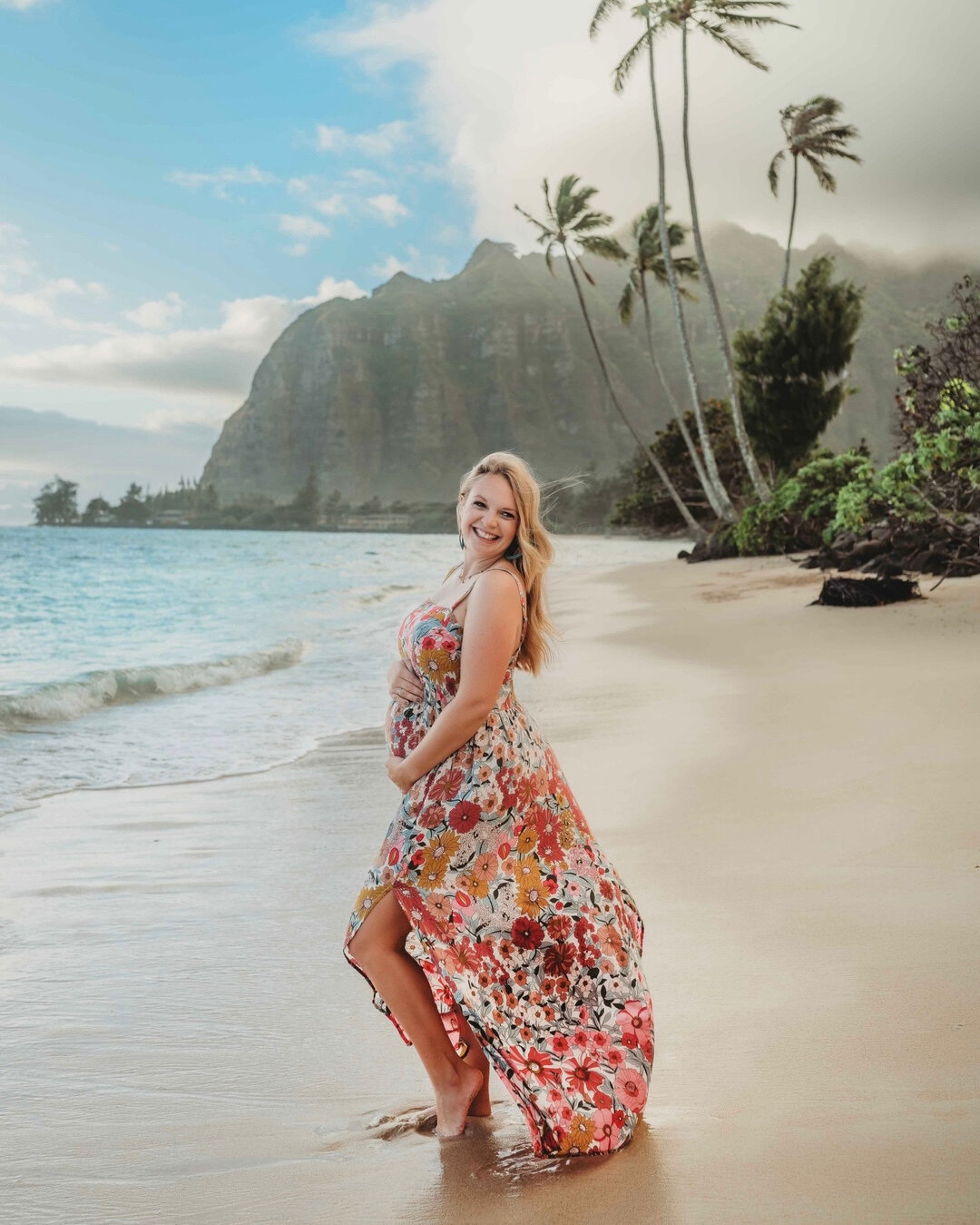 When the Hawaiian breeze catches your dress juuuuust right... #photogoals 😍 Baby boy #2 coming soon for this gorgeous Mom! #alsocanwepleasetalkaboutthatdress 😍😍​​​​​​​​
​​​​​​​​
​​​​​​Visiting or live on Oahu? You can see availability and book you