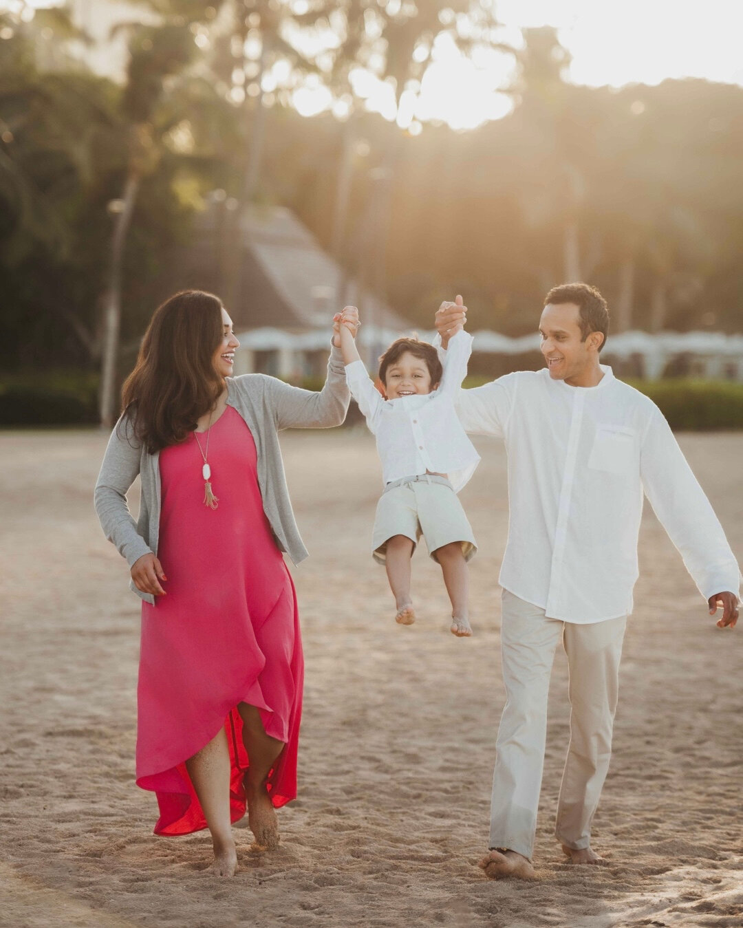 Just a swingin' in that Waikiki sunrise light. 🌅​​​​​​​​
​​​​​​​​
​​​​​​Visiting or live on Oahu? You can see availability and book your photography session easily online! Just visit https://www.amandalessnerphotography.com/booking (also linked in I