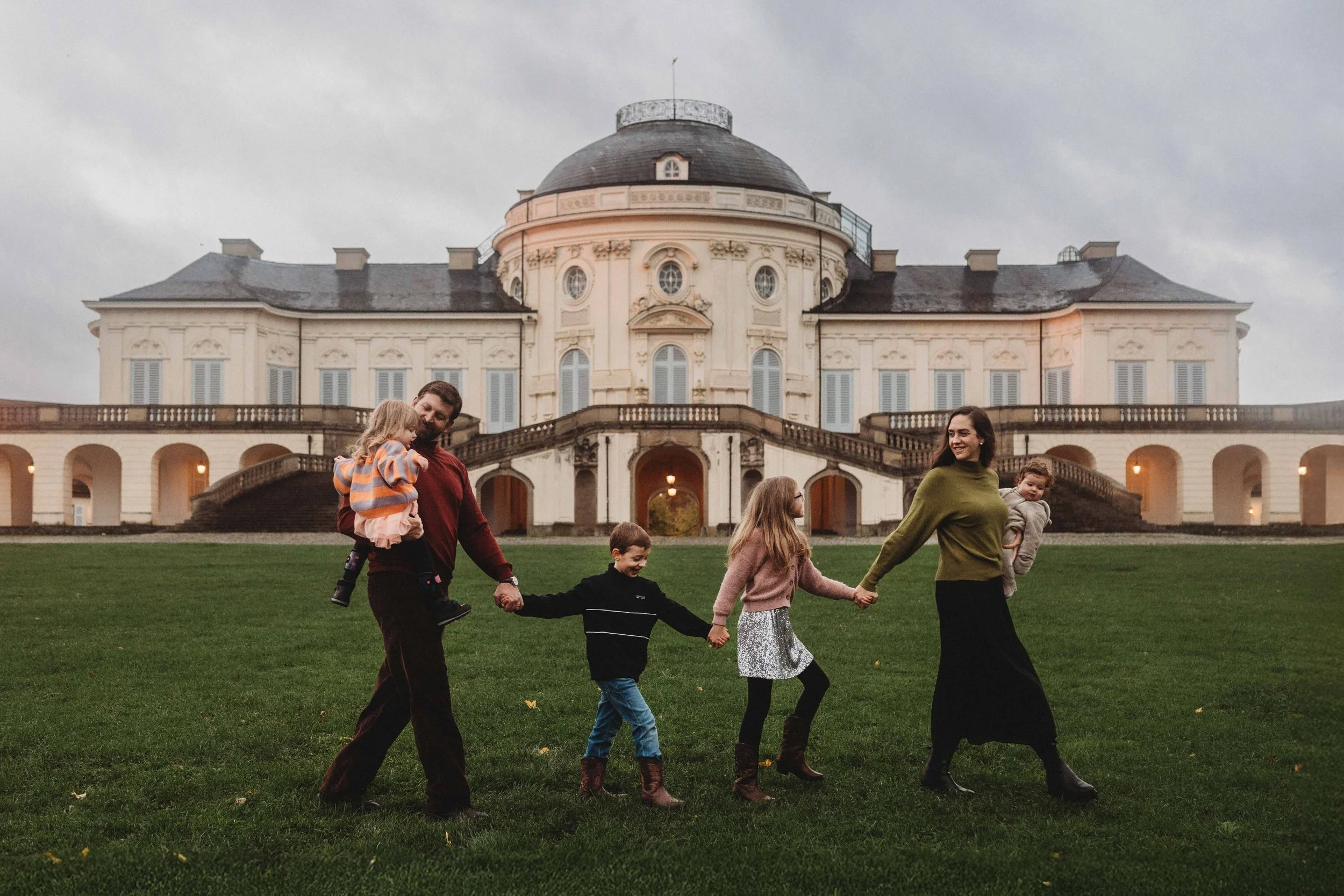 Family of 6 fall photo session in Solitude, Germany