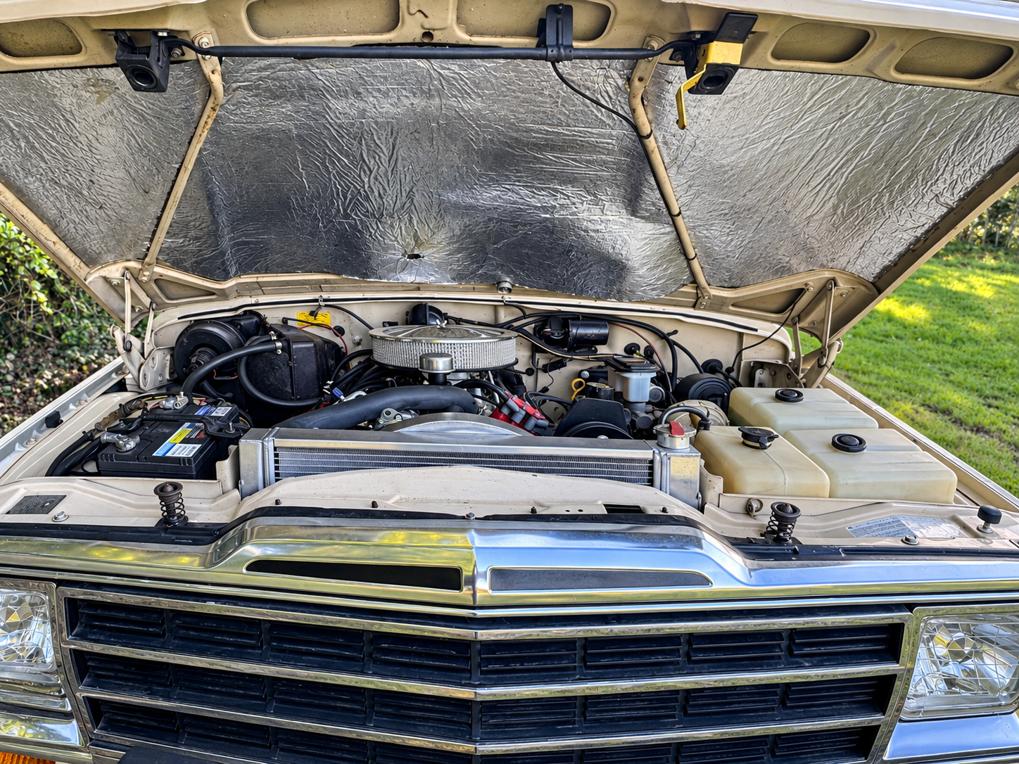 001_Classic Cream SUV Engine Bay.png