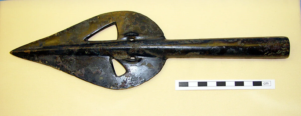 A spearhead that was found at the same quarry. We think this is a ritual offering.