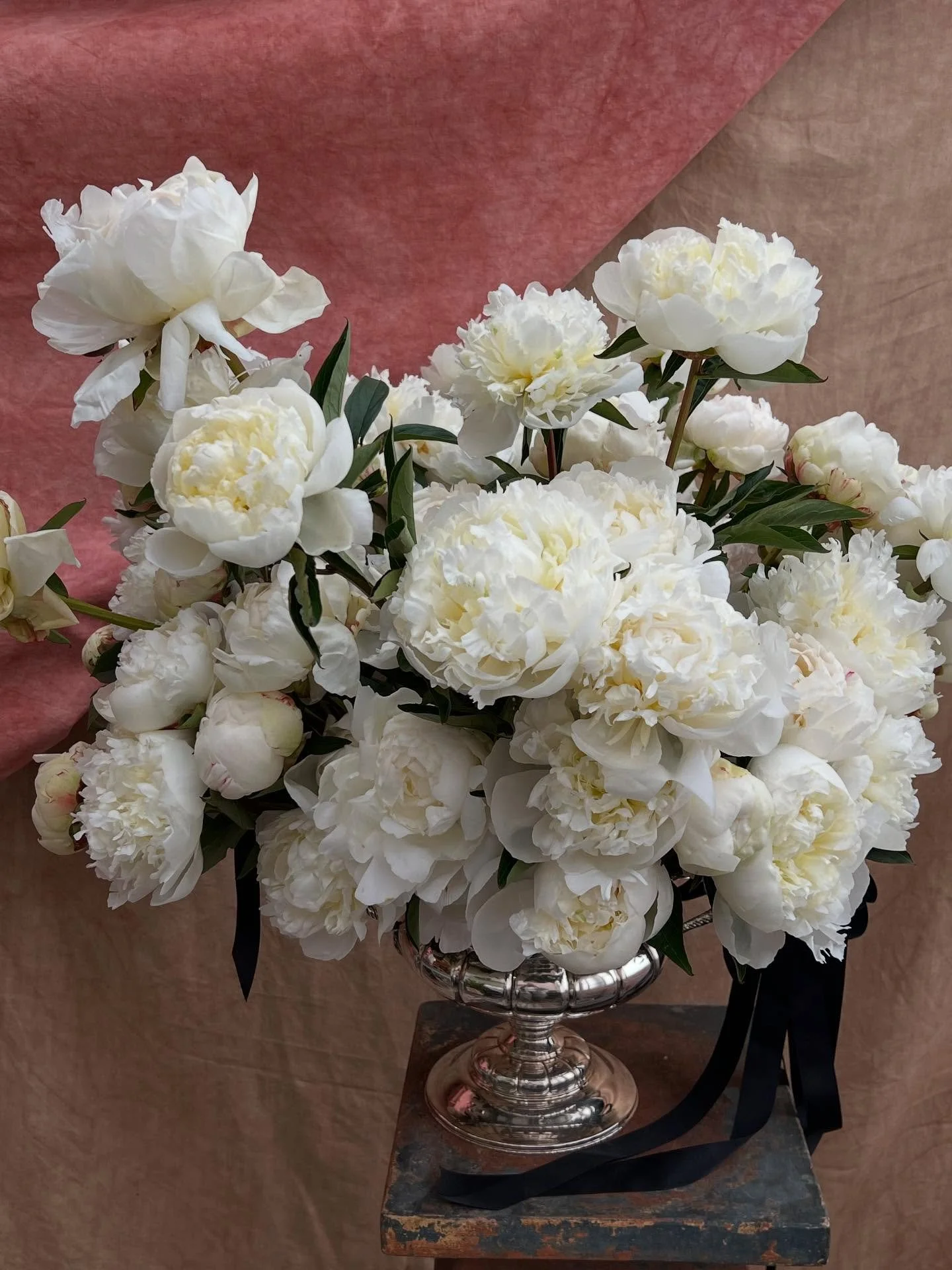 Peony times 🤍🫶🤍
.
#peonyseason #londonflorist #flowers 
.
@bloomfieldoflondon @marketflowers @callunalondon