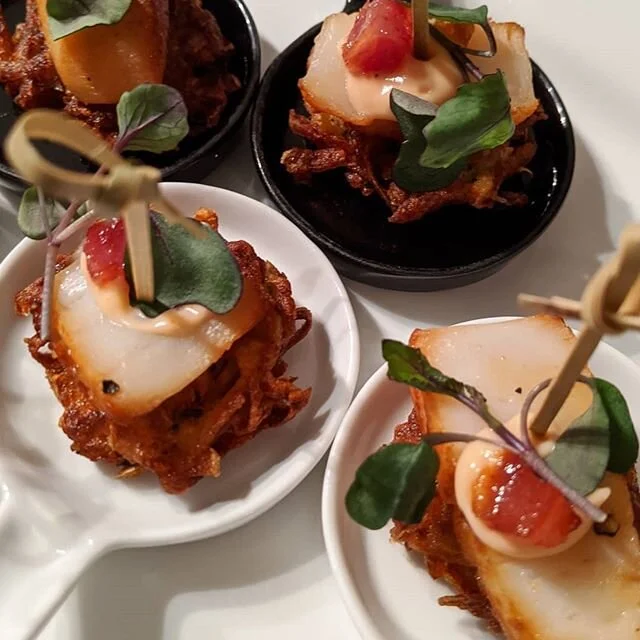 Oh those seared scallops we just can't get away from! Served on mini chive and potato rosti w/ maple pancetta and tomato garlic aioli. Yum!
@rebelmerchant hors d'oeuvres FTW!

#dinnerparty #yum #searedscallop #cocktailparty #eatthis #horsdoeuvres #to