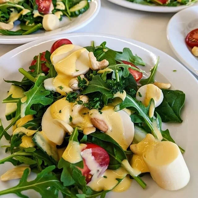 Board meeting salads by @rebelmerchant 
#saladlover #salad #saladart #vegetarian #vegetables #followtherebel #foodies #foodadventure #tahinidressing #balsamicglaze #heartsofpalm #greens #caterers #catering #torontochef #torontocaterer #corporatechef 