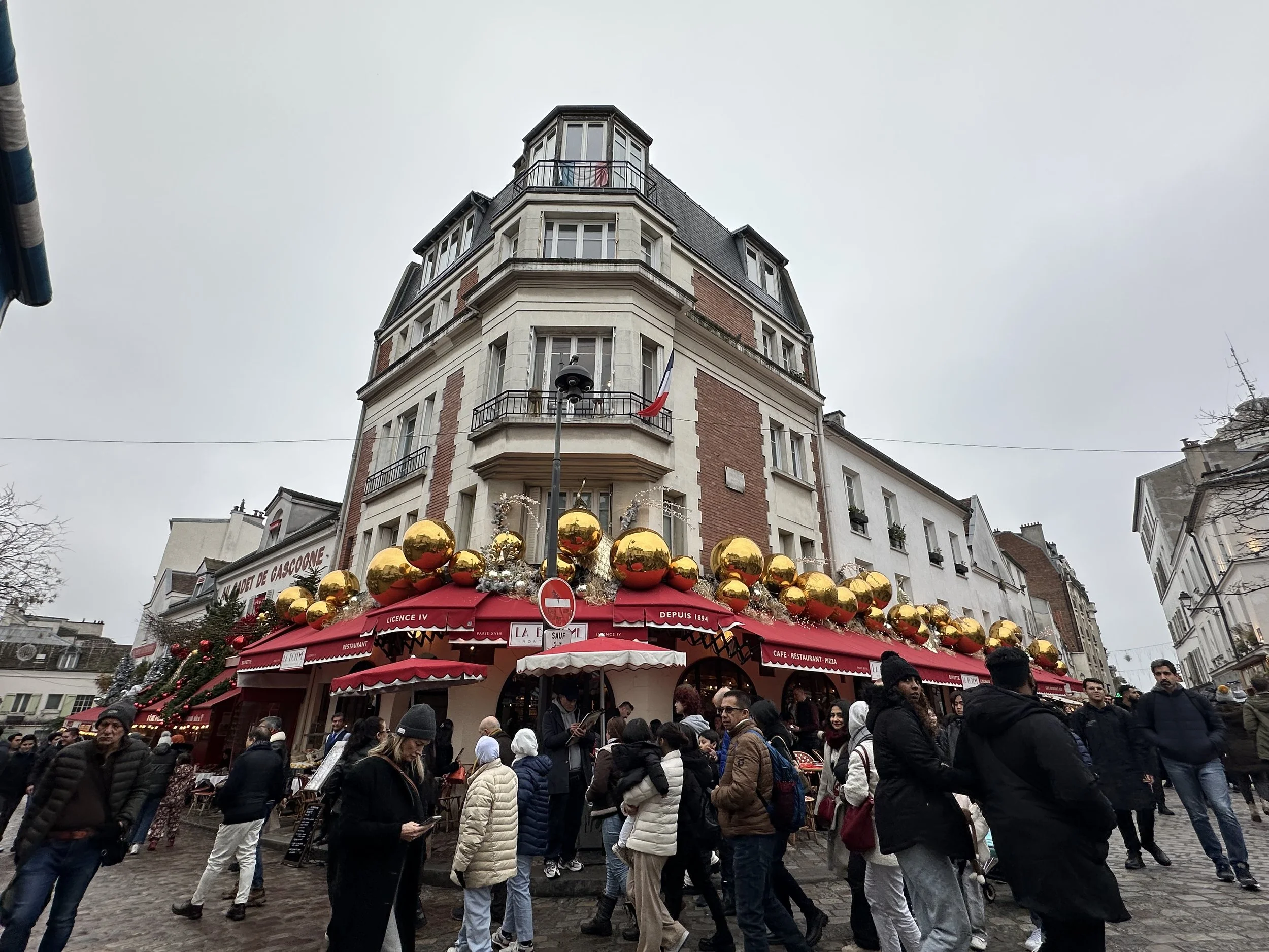 the neighborhood of Montmarte in Paris during the holiday season