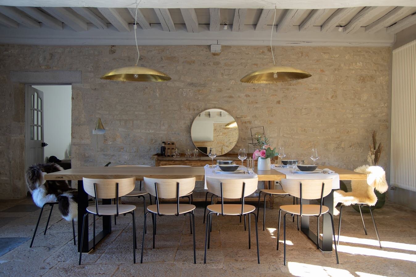 🚗 40min de Dijon, 🚆 1h40 de Paris ou Lyon : le secret le mieux gard&eacute; de Bourgogne. 🌈 Une maison d&rsquo;h&ocirc;te avec table d&rsquo;h&ocirc;tes des plus charmantes dans un relais de poste datant du XVIIIe. 4 chambres fra&icirc;chement d&e