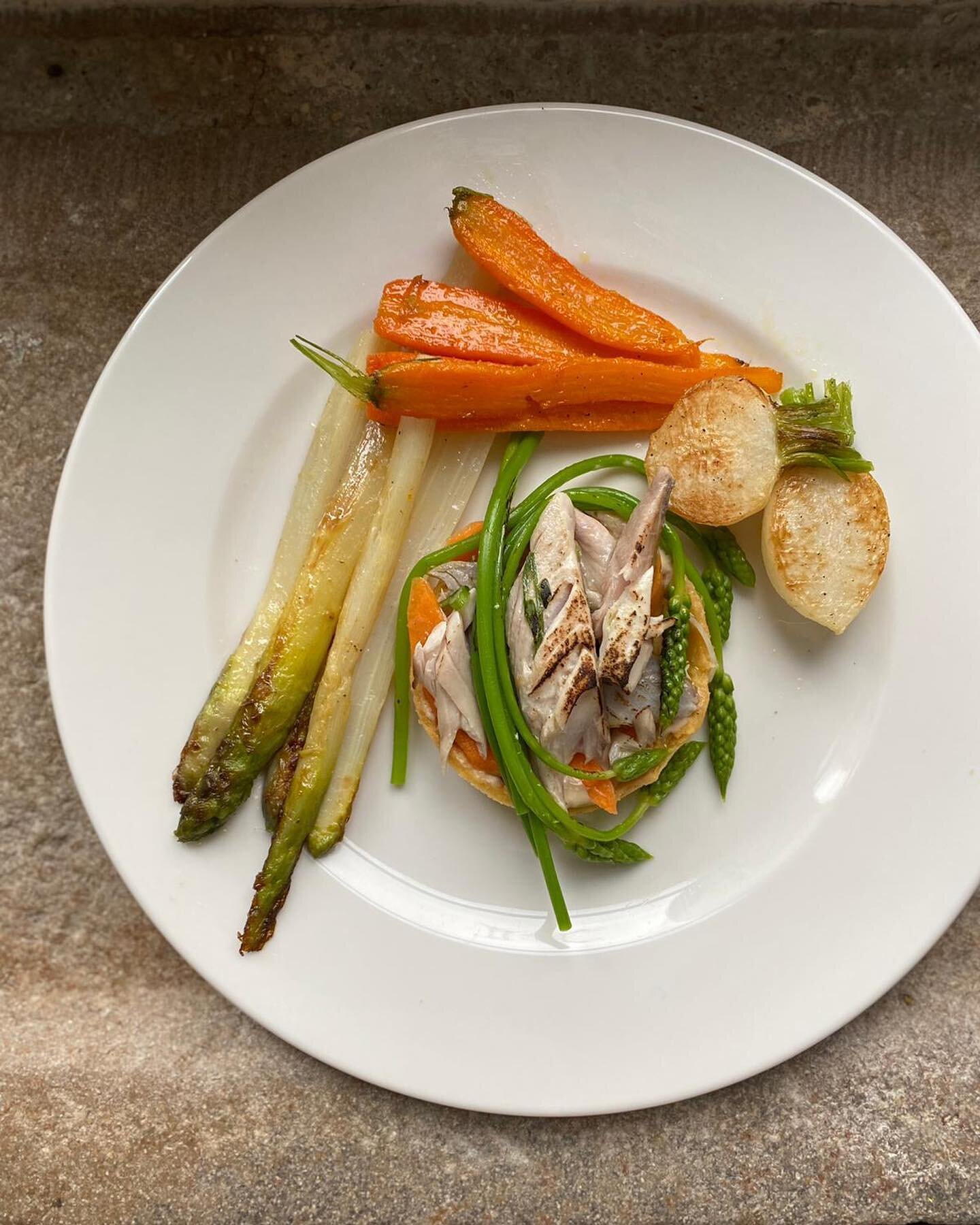 Nos h&ocirc;tes l&rsquo;ont remarqu&eacute;, de l&rsquo;assiette &agrave; la maison, nous soignons les moindres d&eacute;tails 👌 Dans l&rsquo;assiette aujourd&rsquo;hui : Tartelette maquereaux aux asperges sauvages et navet r&ocirc;ti de chez Audrey