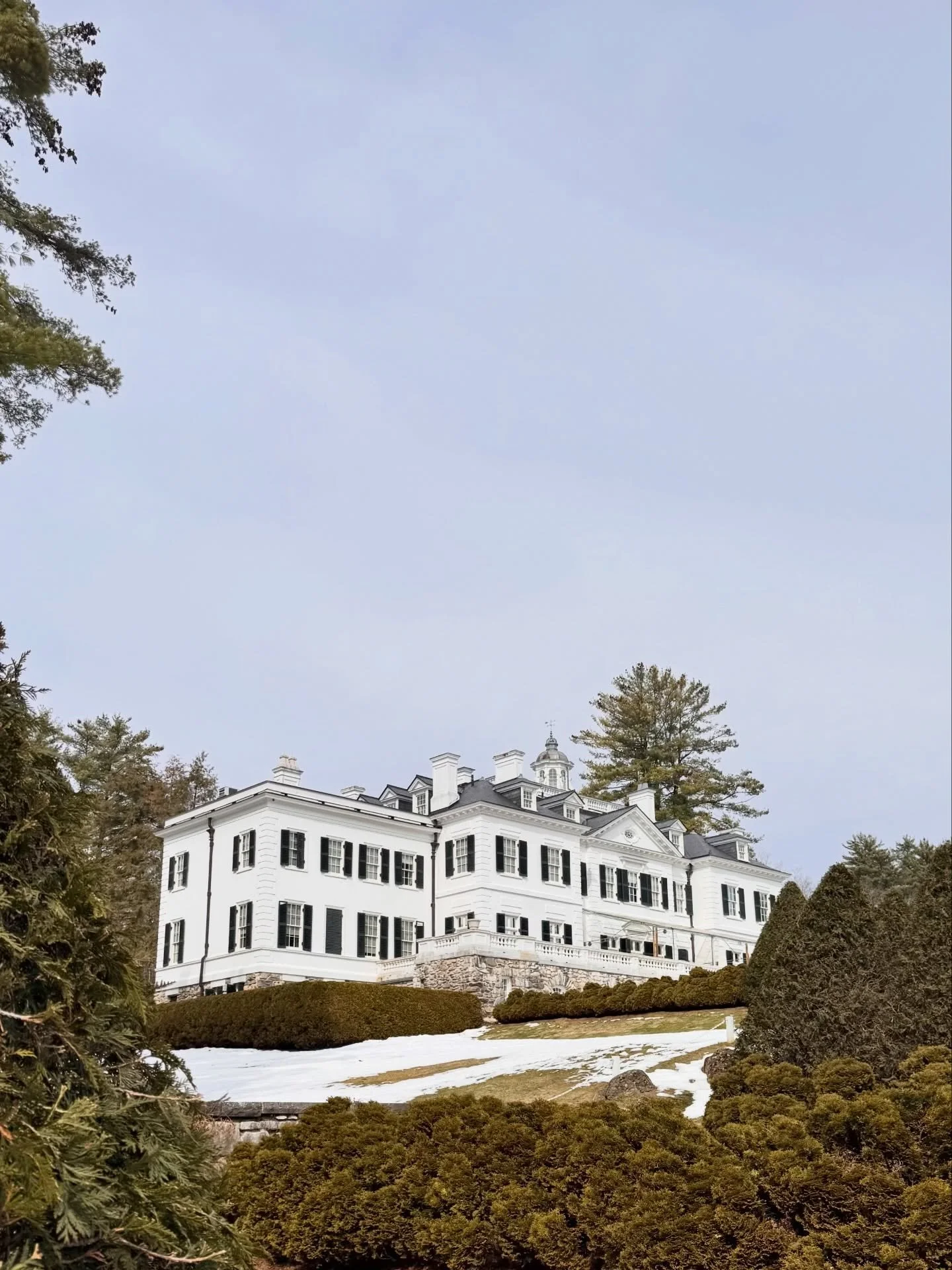 Scale, proportion and a bit of gilded age drama - what more could you possibly ask for? There&rsquo;s a reason I just can&rsquo;t get enough of events in stories spaces and @themountlenox is one of many!

#themountwedding #weddingsatthemount #berkshi