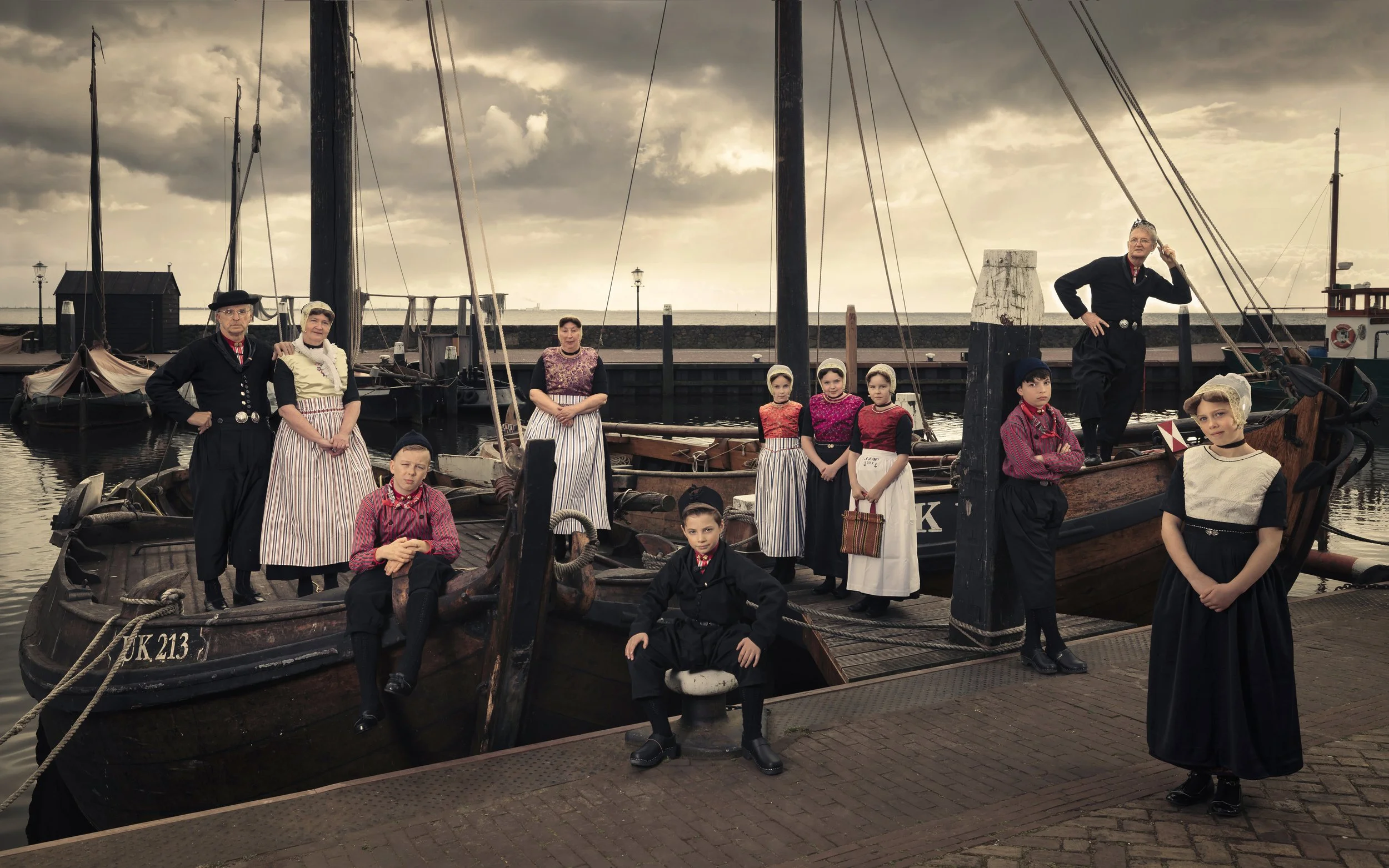 Klederdracht_Urk_ groepsfoto_printklaar kopie 3.jpg