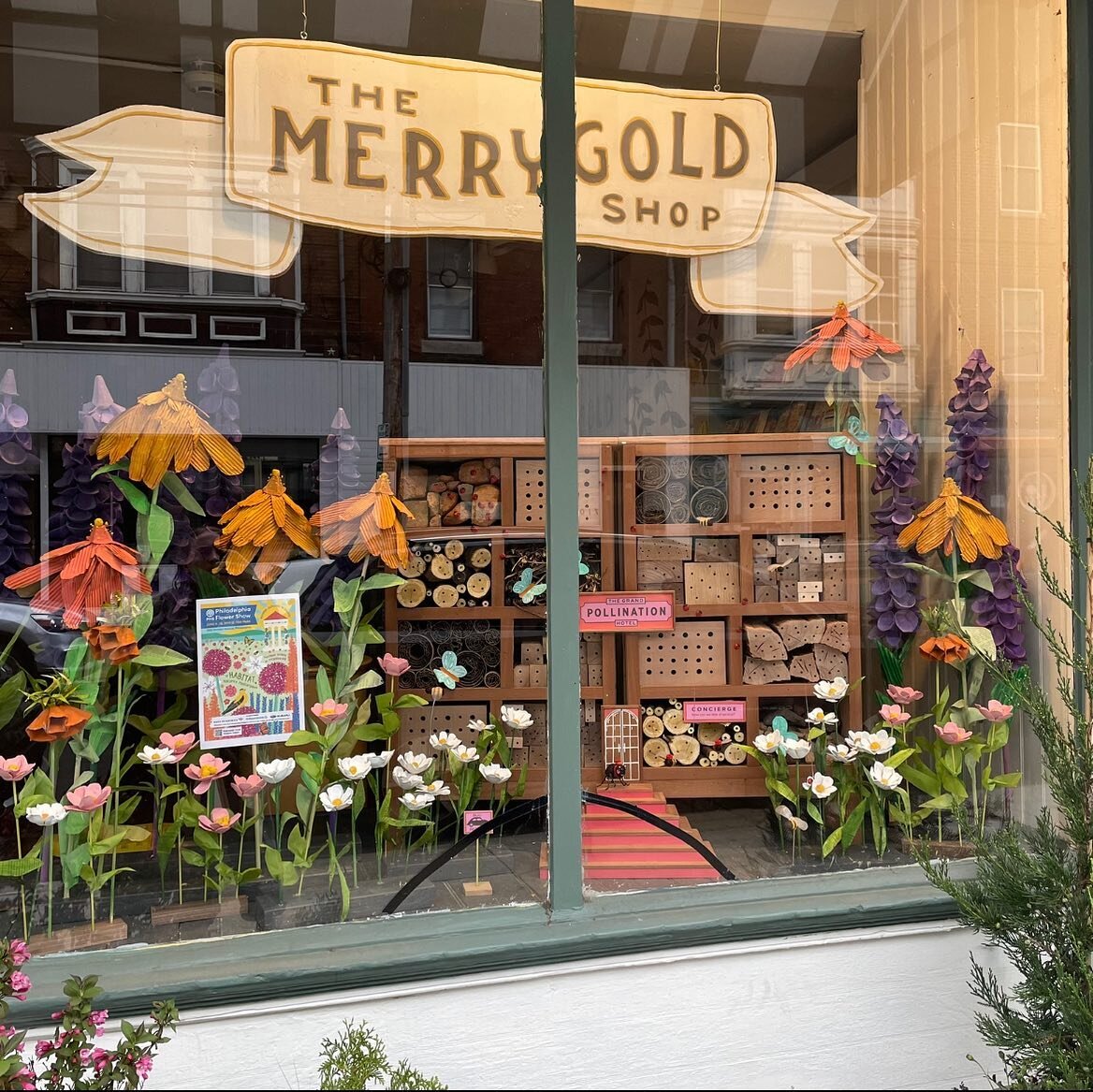 Psyched to be part of the 💐@phsgardening #flowershow window competition this year. If you have been following for awhile, you know I LOVE LOVE LOVE making window displays. Today through May 28th (Friday) you can ✔️vote for your favorite display. I a