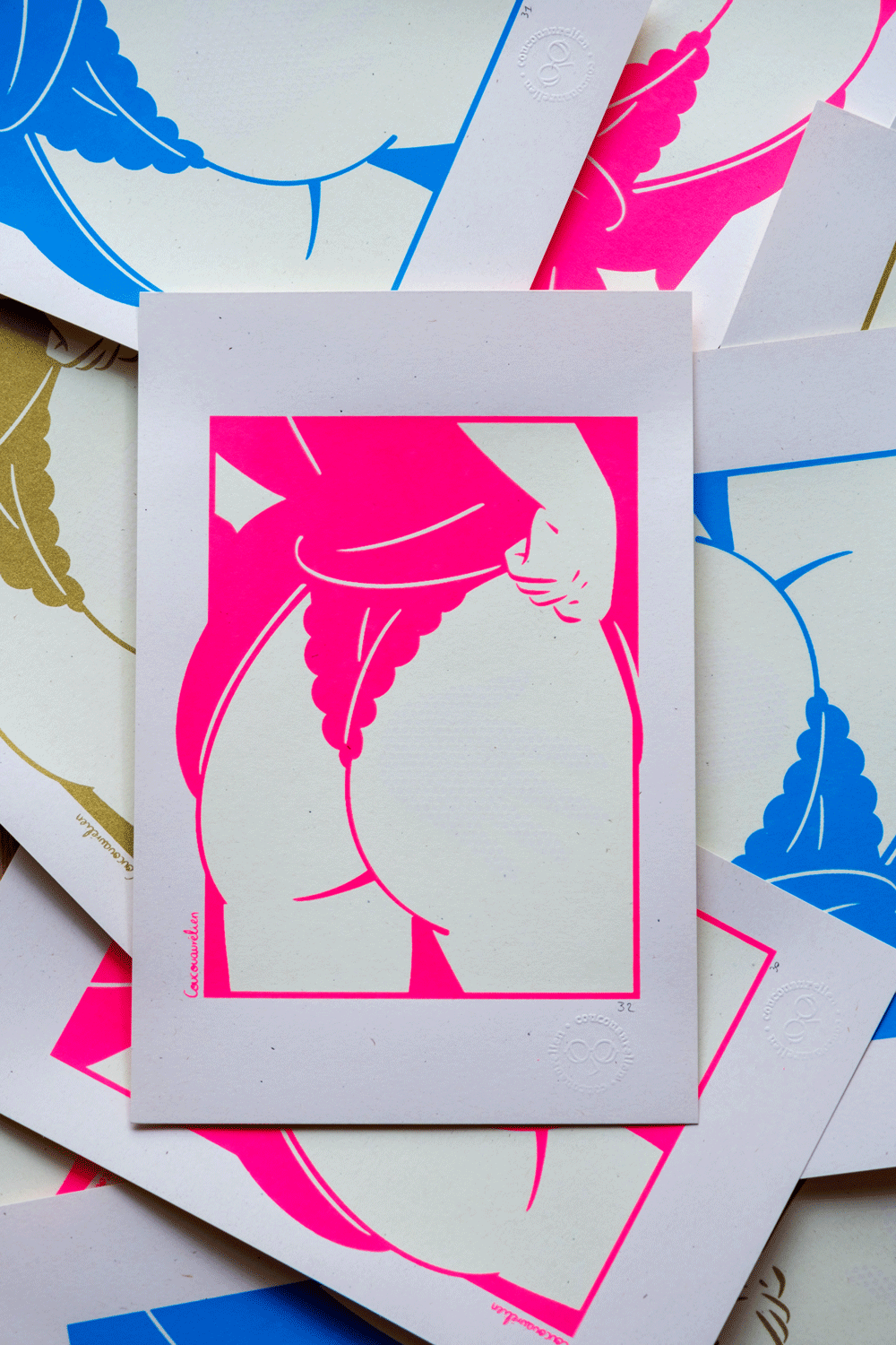 coucouaurelien-phosphorescent-fessee-claque-fesse-butt-ass-slap-spank-sexy-pink-rose-bleu-blue-gold-or-phosphorescent-day-night-glow-in-the-dark-serigraphie-screenprinting-1.png