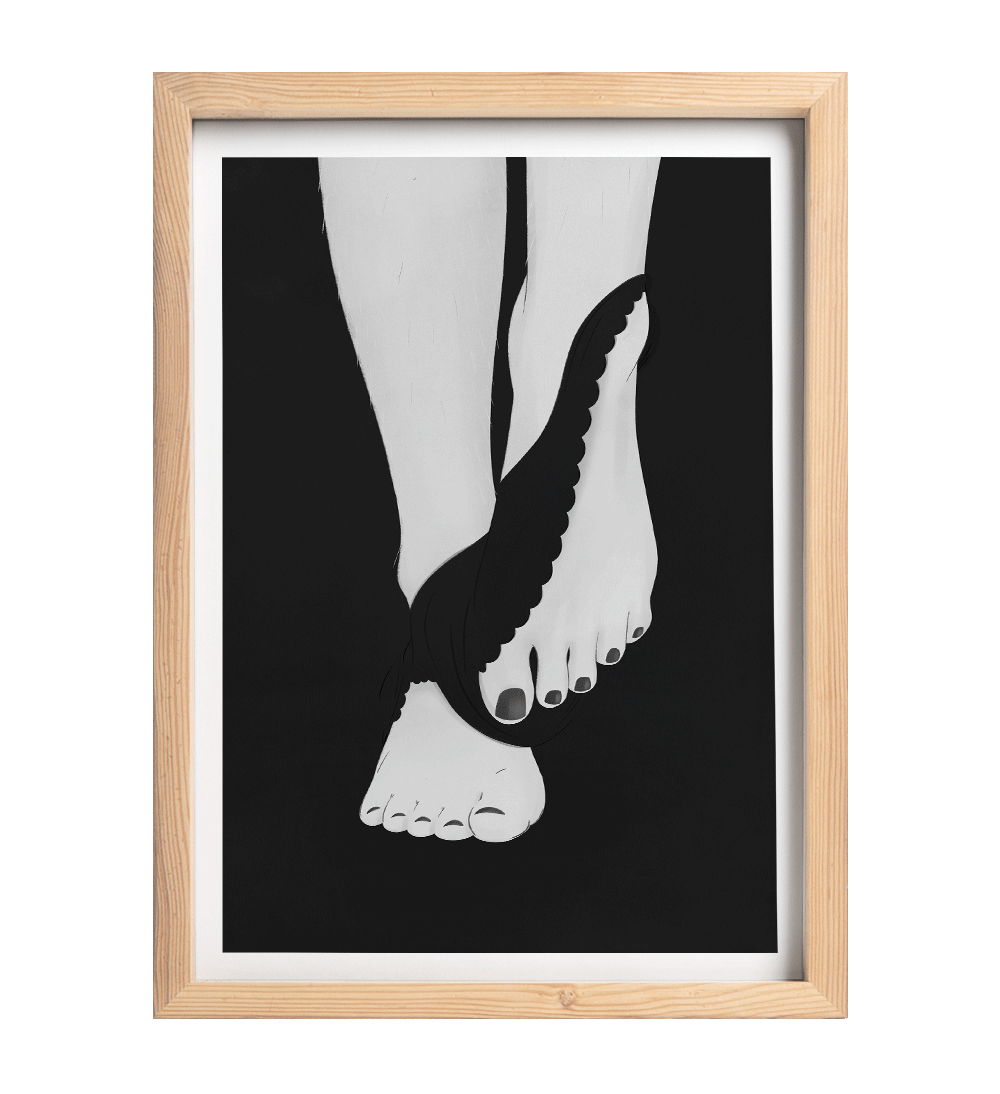 Illustration fine art en noir et blanc : des jambes croisées, une culotte glissant sur les pieds, ambiance sensuelle et minimaliste signée Coucou Aurélien.