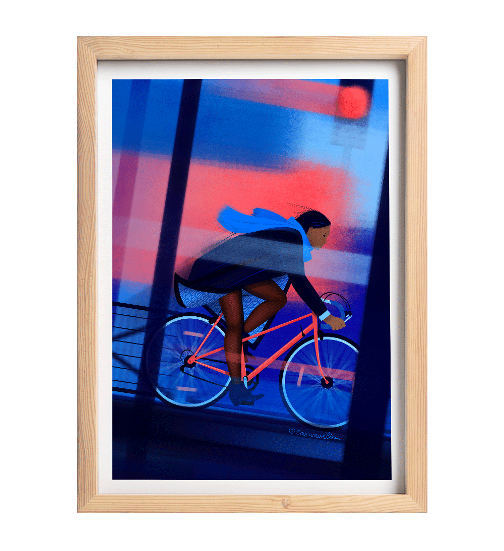 Illustration fine art d’une femme à vélo en ville, manteau et foulard bleu au vent, ambiance coucher de soleil. Scène urbaine dynamique signée Coucou Aurélien.
