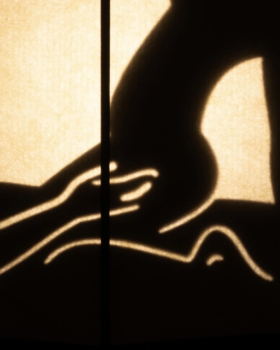 Lampe érotique "Les ombres grivoises" – Ombre chinoise d’un couple faisant l’amour dans une tente éclairée, création Coucou Aurélien.