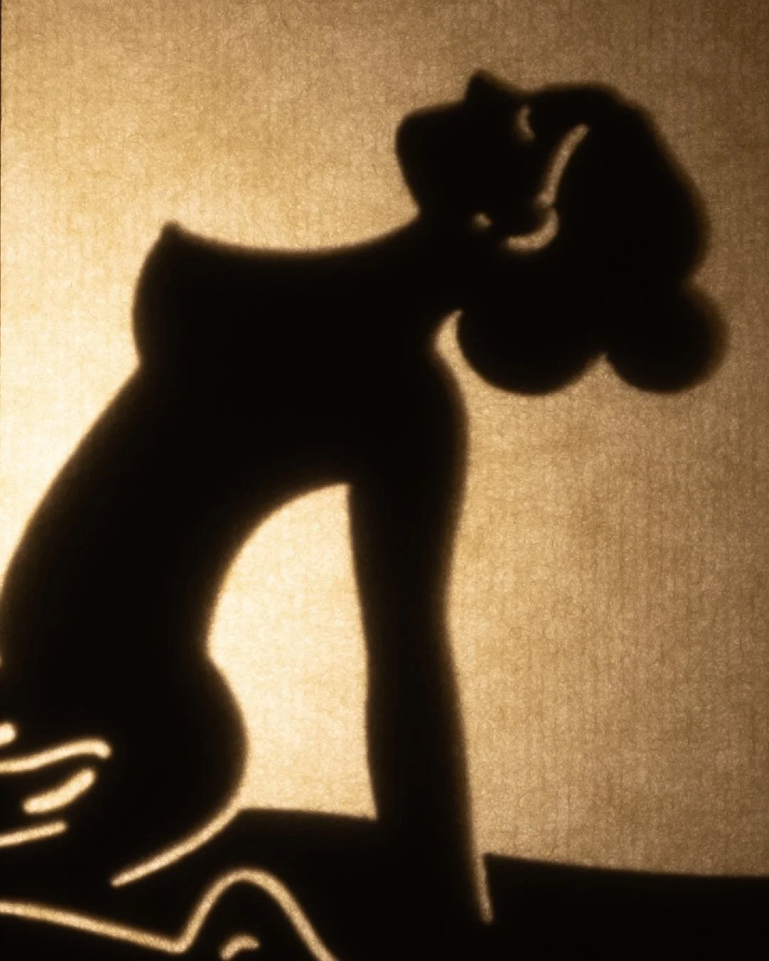Lampe érotique "Les ombres grivoises" – Ombre chinoise d’un couple faisant l’amour dans une tente éclairée, création Coucou Aurélien.