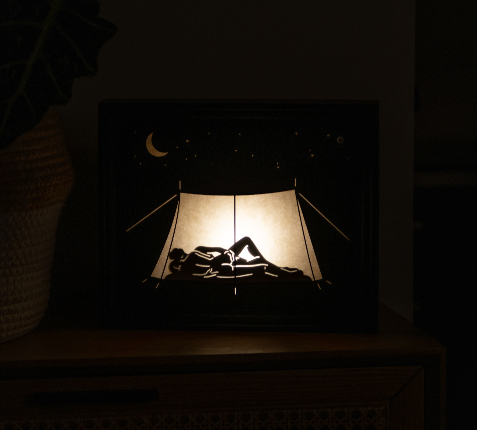 Lampe érotique "Les ombres grivoises" – Ombre chinoise d’un couple faisant l’amour dans une tente éclairée, création Coucou Aurélien.