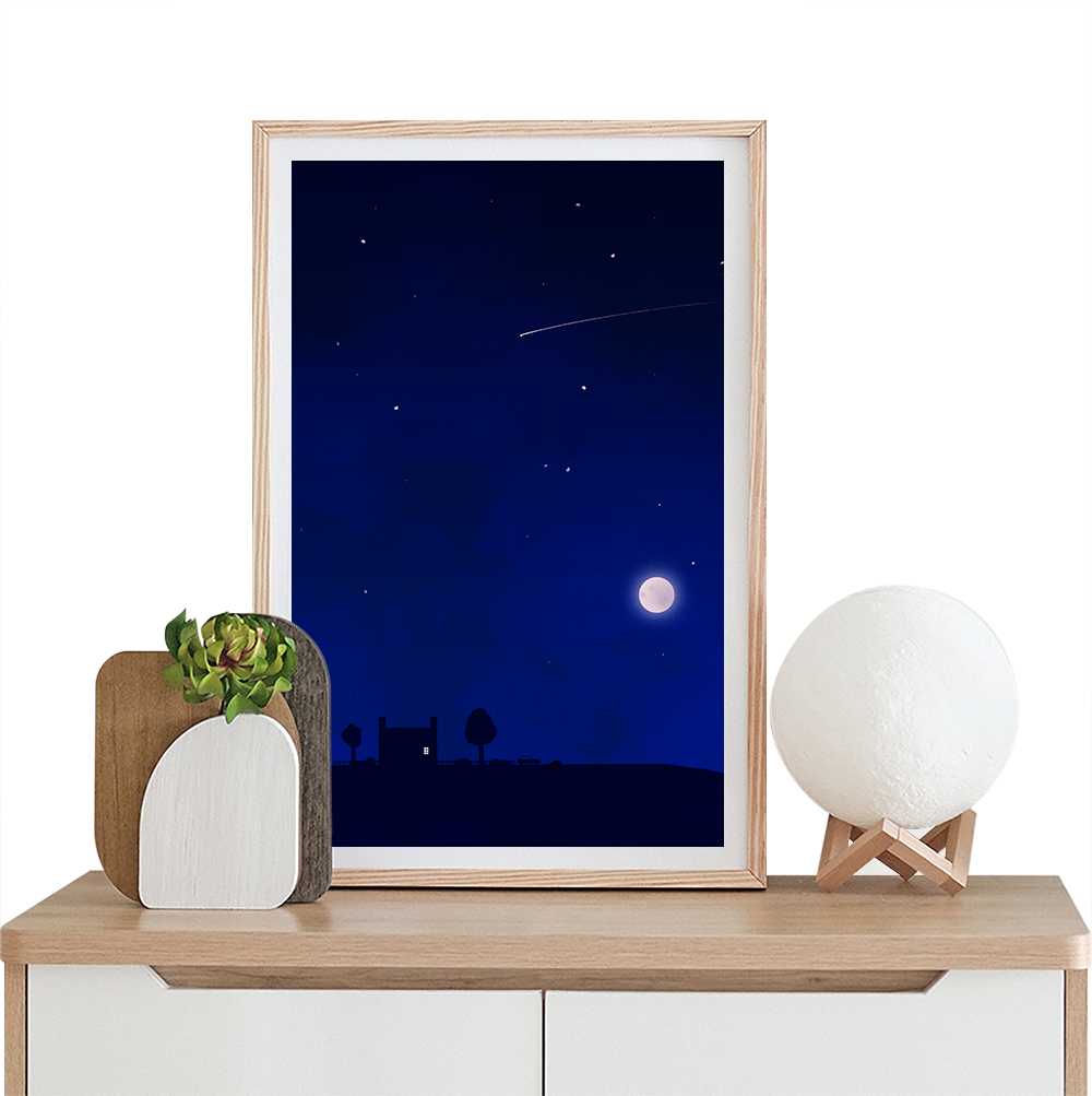 Illustration fine art d'une nuit étoilée, maison éclairée sous la lune ronde. Silhouette sur fond bleu profond. Scène paisible et poétique signée Coucou Aurélien.