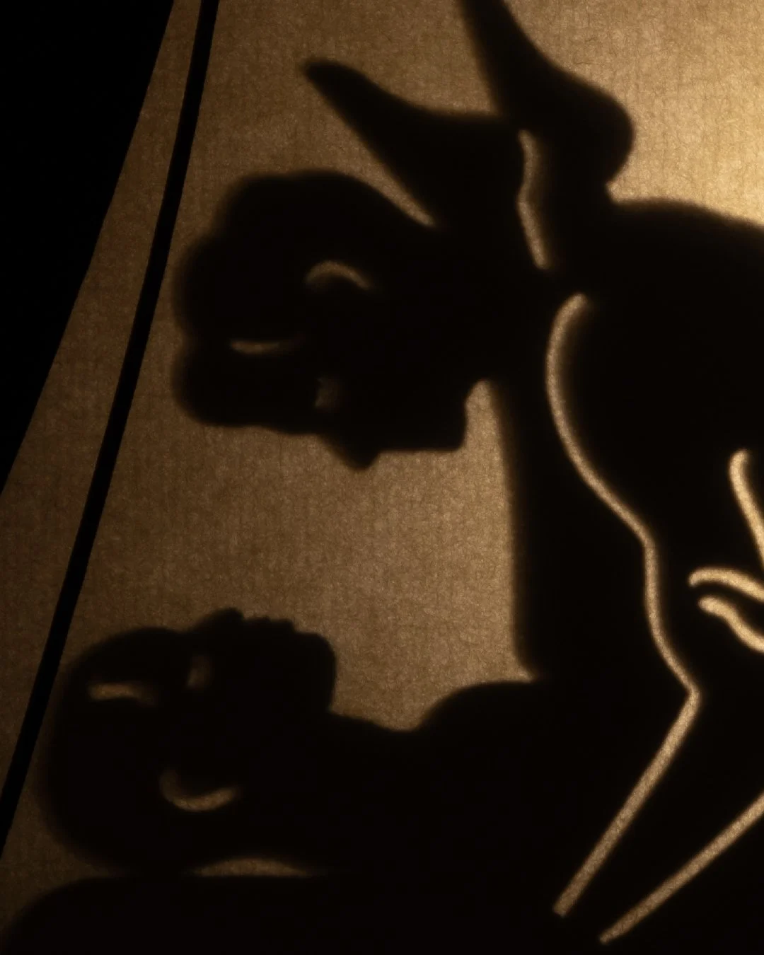 Erotic lamp "Les Ombres Grivoises" – Silhouette of a couple making love in a lit tent, creation by Coucou Aurélien.