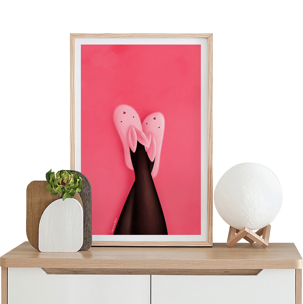 Illustration fine art de jambes croisées en bas noirs, chaussons lapin roses sur fond rose. Dessin tendre, espiègle et moderne signé Coucou Aurélien.