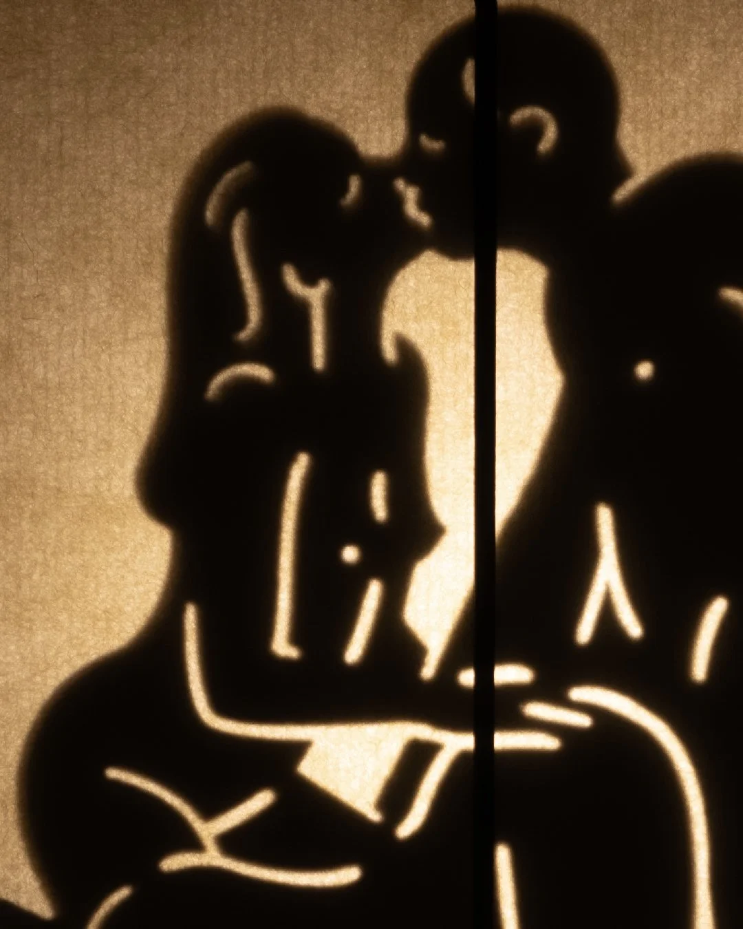 Erotic lamp "Les Ombres Grivoises" – Silhouette of a couple making love in a lit tent, creation by Coucou Aurélien.