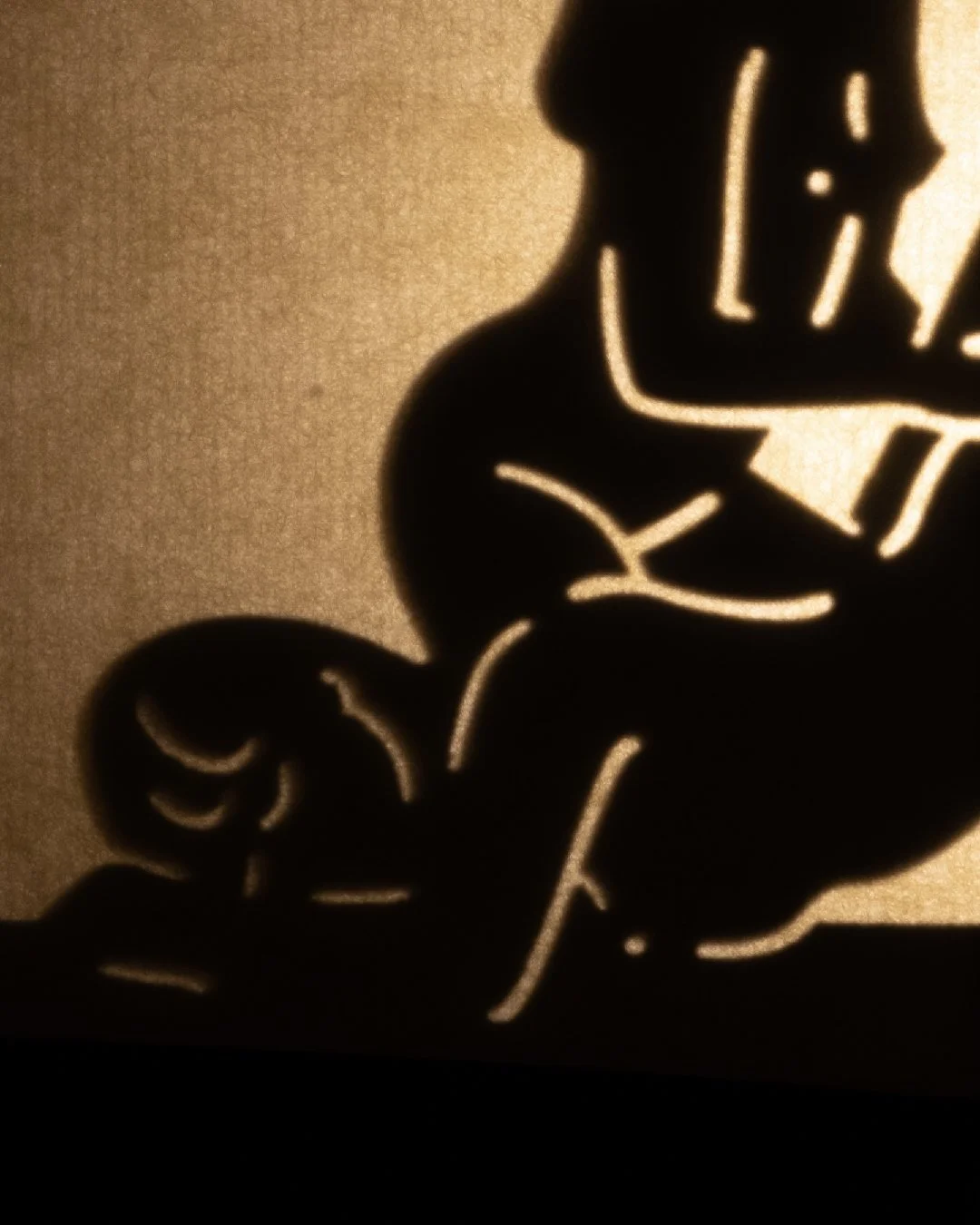 Erotic lamp "Les Ombres Grivoises" – Silhouette of a couple making love in a lit tent, creation by Coucou Aurélien.