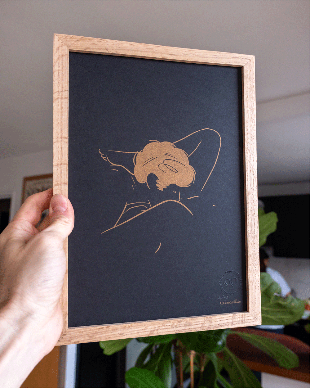 Illustration in gold risograph evocatively representing cunnilingus, suggested by a face placed between legs. The title "cat's tongue" plays on the double meaning. Author: coucouaurelien