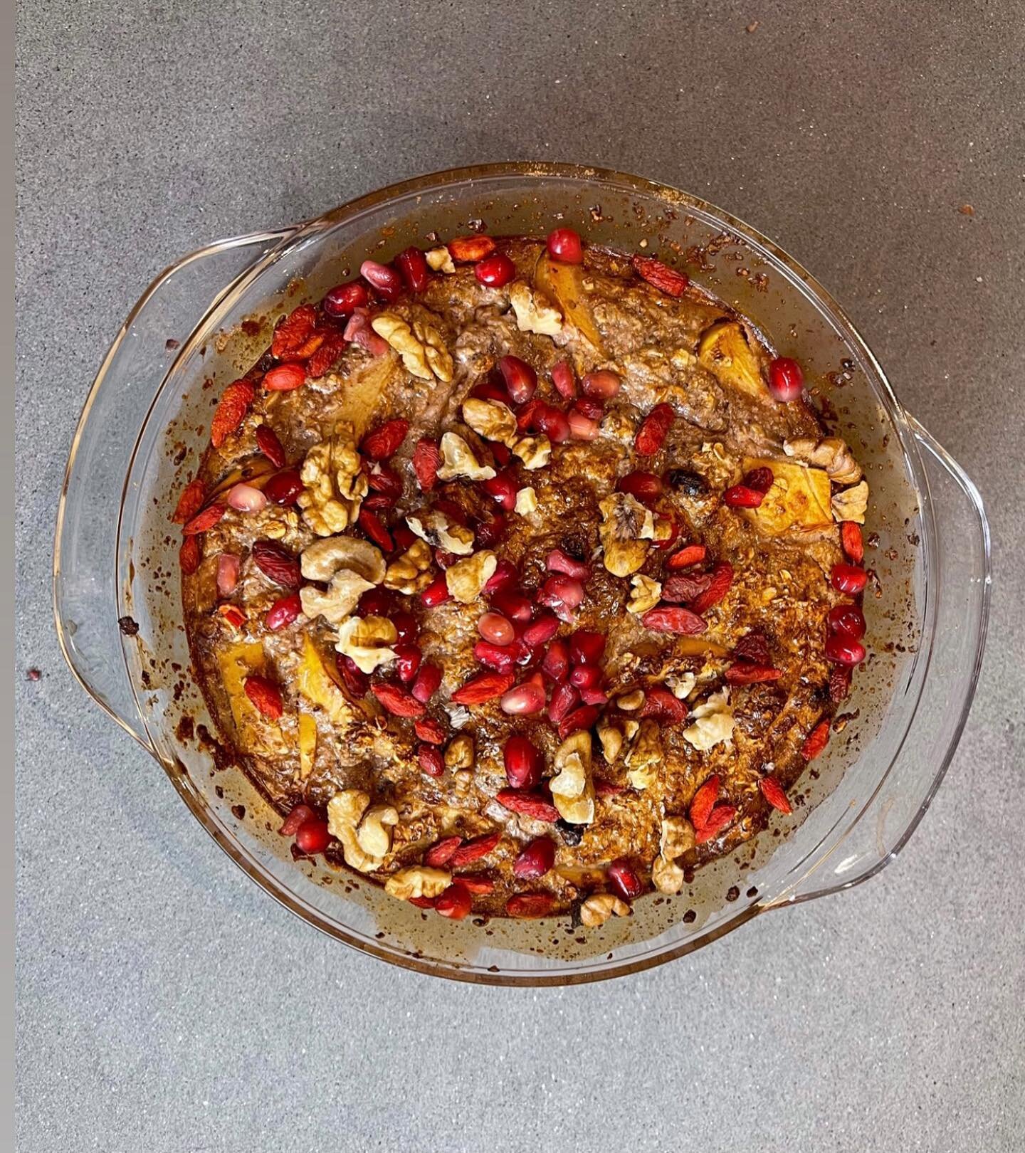 Protein Oates breakfast 🥞 
Pyszne płatki owsiane z odżywka białkowa zapiekane w piekarniku.
Co potrzebujemy? 
- płatki owsiane 
- 2 małe jabłka/ 1 duże 
- mleko ( u mnie kokosowe)
- odżywka białkowa 
- goji berries 
- nasiona chia
- orzechy włoskie 
